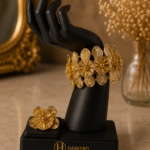 Elegantes goldfarbenes Blumen-Armband mit Ring