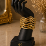 Eleganter goldfarbener Wellen-Armreif – verschiedene Größen