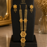 Goldfarbenes langes Schmuckset mit Blumen-Design – Halskette & Ohrringe