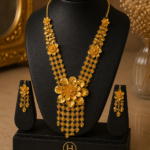 Goldfarbenes langes Schmuckset mit großem Blumenanhänger – Halskette & Ohrringe