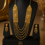 Goldfarbenes Schmuckset mit Blumen- und Kettendesign – Halskette & Ohrringe