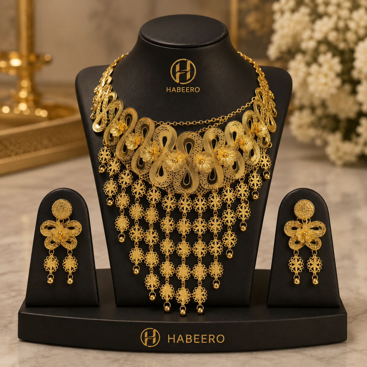 Schmuckset-Halskette-Ohrringe-1 Goldfarbenes Schmuckset mit floralen Ornamenten – Halskette & Ohrringe – Bild 1