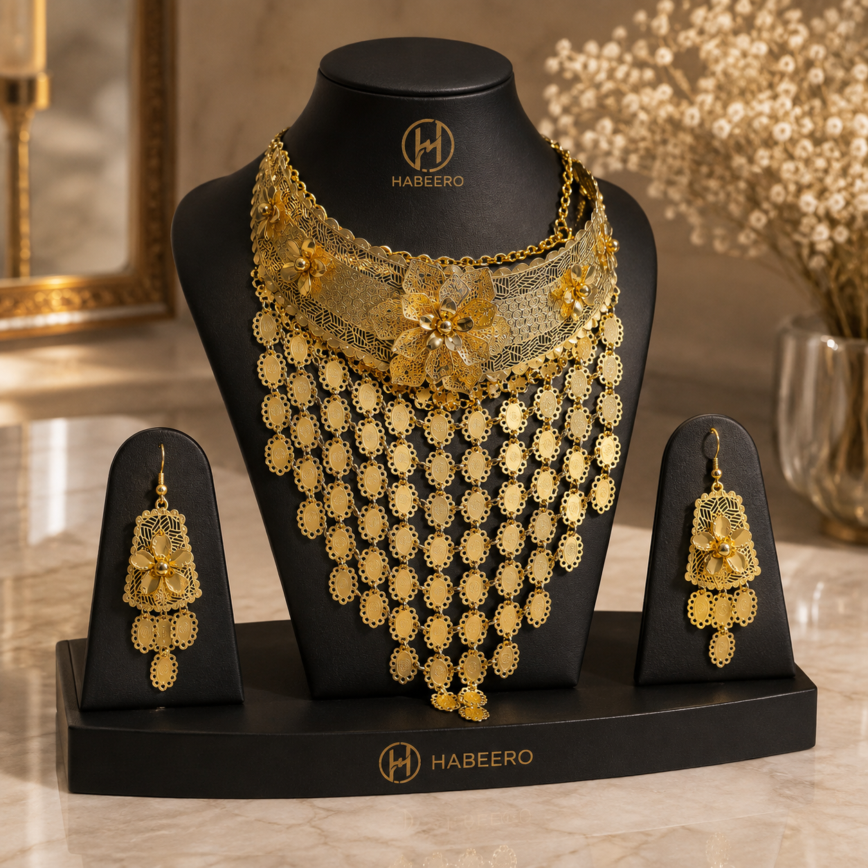 Schmuckset-Halskette-Ohrringe-2 Goldfarbenes Schmuckset mit breitem Blumen-Design – Halskette & Ohrringe – Bild 1